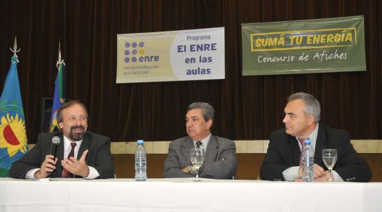 De izquierda a derecha, el Dr. Cardesa, el Sr. Intendente Slezack, el Secretario de Gobierno Celi.